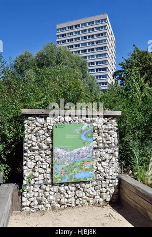 Karte des urban Nature Reserve Gabione mit Hochhäusern in Ferne, Woodberry Feuchtgebiete, offiziell Stoke Newington Stauseen, London Borough of fixiert Stockfoto