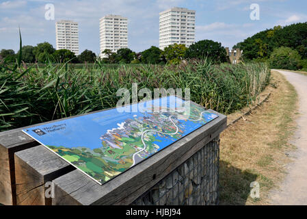 Karte des urban Nature Reserve mit Hochhäusern in Ferne, Woodberry Feuchtgebiete, offiziell Stoke Newington Stauseen, London Borough of Hackney England Stockfoto