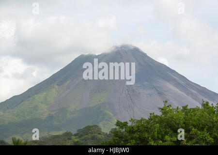 Blick auf den Vulkan Arenal Kegel aus der Nähe, Costa Rica Stockfoto