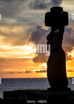 Sonnenuntergang am Ahu Ko Te Riku auf der Osterinsel. Hanga Roa.Ko Te Riku ist die einzige Moai auf der Insel mit restaurierten Augen. Stockfoto