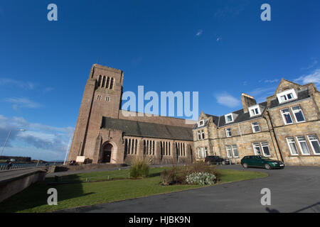 Stadt von Oban, Schottland. Malerische Aussicht von Sir Giles Gilbert Scott entworfen St. Columba Kathedrale. Stockfoto