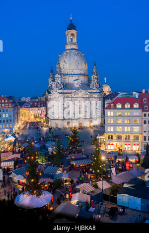 Die historischen, im Stil der Renaissance Weihnachtsmarkt am Neumarkt vor der Kirche der Muttergottes Stockfoto