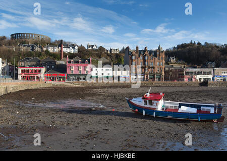 Stadt von Oban, Schottland. Malerische Aussicht auf Oban Hafen mit der Esplanade an der George Street im Hintergrund. Stockfoto