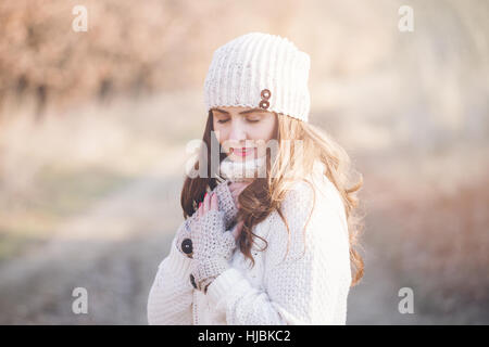 Winter-Porträt einer schönen jungen Frau im sonnigen Licht Stockfoto