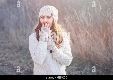 Winter-Porträt einer schönen jungen Frau im sonnigen Licht Stockfoto