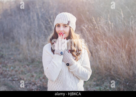 Winter-Porträt einer schönen jungen Frau im sonnigen Licht Stockfoto