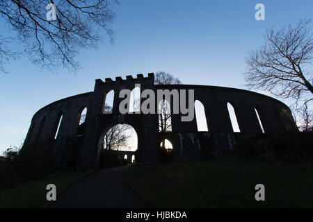 Stadt von Oban, Schottland. Malerische Silhouette Blick auf McCaig es Tower und Eingang. Stockfoto