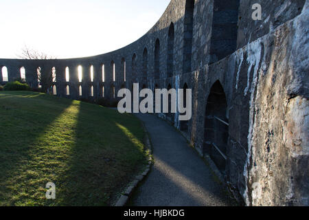 Stadt von Oban, Schottland. Malerische Innenansicht der McCaig es Tower. Stockfoto