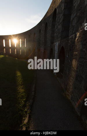 Stadt von Oban, Schottland. Malerische Silhouette Innenansicht des McCaig es Tower. Stockfoto