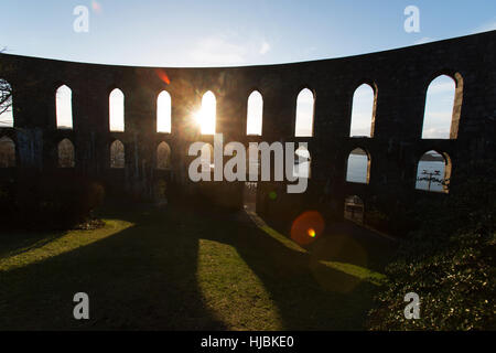 Stadt von Oban, Schottland. Malerische Silhouette Innenansicht des McCaig es Tower. Stockfoto