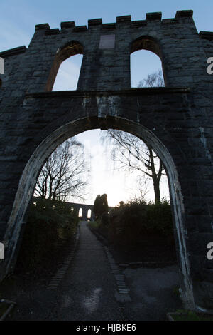 Stadt von Oban, Schottland. Malerische Silhouette Blick auf McCaig es Tower und Eingang. Stockfoto