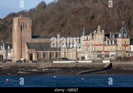 Stadt von Oban, Schottland. Das Alexandra Hotel und St. Columba Kathedrale befindet sich auf der Oban Corran Esplanade. Stockfoto