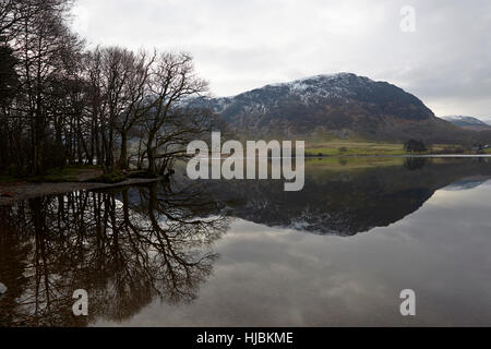 Berge, Felsen und Bäume spiegelt sich in der ruhigen Oberfläche von Crummock Wasser, Keswick, Cumbria, Lake District, England UK. Stockfoto