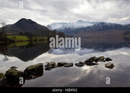 Berge, Felsen und Bäume spiegelt sich in der ruhigen Oberfläche von Crummock Wasser, Keswick, Cumbria, Lake District, England UK. Stockfoto