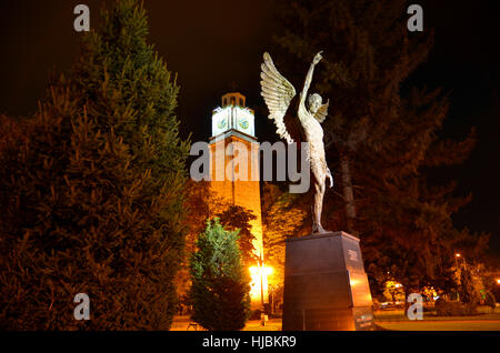 Clock Tower und Denkmal-Engel in der Stadt Bitola, Mazedonien Stockfoto