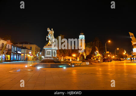 Philipp II. Makedonien Denkmal und Clock Tower in der Nacht - Bitola Stadtzentrum Stockfoto