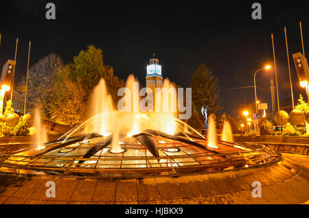 Uhrturm mit Brunnen bei Nacht - Magnolia Square - Bitola Stadtzentrum Stockfoto