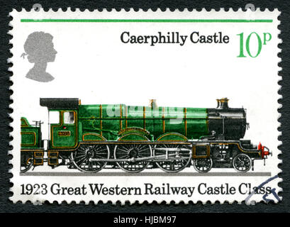 Großbritannien - CIRCA 1973: Eine gebrauchte Briefmarke aus dem Vereinigten Königreich, Darstellung zur Veranschaulichung der Caerphilly Castle Dampfzug Baujahr 1923, ca. 1973 Stockfoto