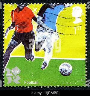 Großbritannien - ca. 2012: Eine gebrauchte Briefmarke aus dem Vereinigten Königreich, zum Gedenken an den Fußball auf die 2012 Olympischen Sommerspiele in London stattfand, ca. 2012. Stockfoto