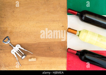Italienischer Wein Flaschen auf Holz- Hintergrund Stockfoto