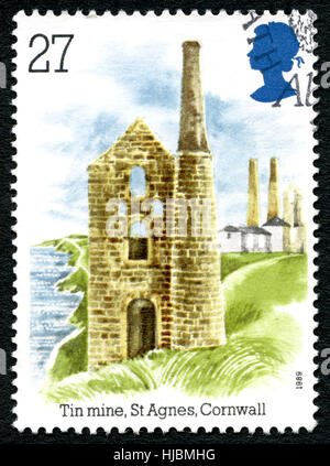 Großbritannien - CIRCA 1989: Eine gebrauchte Briefmarke aus dem Vereinigten Königreich, zeigt ein Beispiel für eine Tin Mine in St. Agnes in Cornwall, circa 1989. Stockfoto