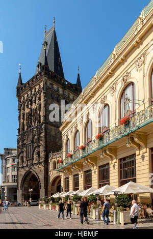 Kommunale Hausfassade mit Jugendstil-Dekor und Pulverturm, ein ehemaliger Schießpulver speichern, Staré Město Praha 1, Tschechische Republik. Stockfoto