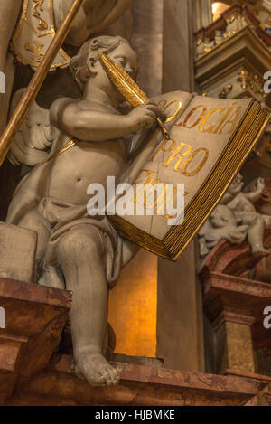 Cherub Statue in der St.-Nikolaus-Kirche, ein barockes architektonisches Juwel in Malá Strana, der Kleinseite, Prag 1, Tschechische Republik. Stockfoto