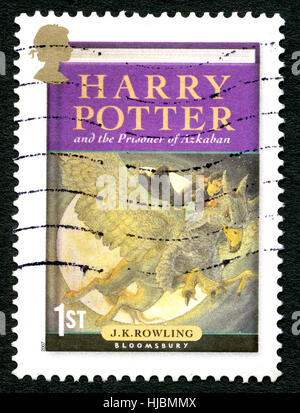 Großbritannien - CIRCA 2007: Eine gebrauchte Briefmarke aus dem Vereinigten Königreich, zeigt ein Beispiel für die vordere Abdeckung des Buches Harry Potter und der Gefangene o Stockfoto