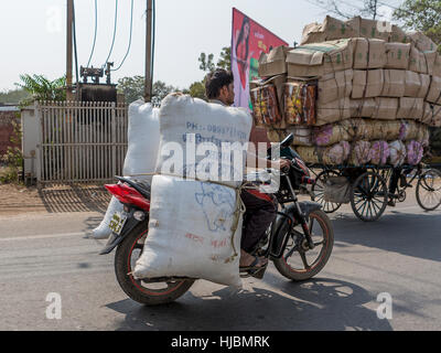 Indische Männer eine überladene Motorrad Stockfoto