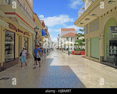 Touristen, die Geschäfte in der Stadt Argostoli, Kefalonia, Griechenland Stockfoto