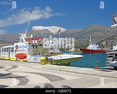 Angeln, Boot und Yachten festgemacht an Argostoli Kai Strandpromenade in Kefalonia, Griechenland Stockfoto