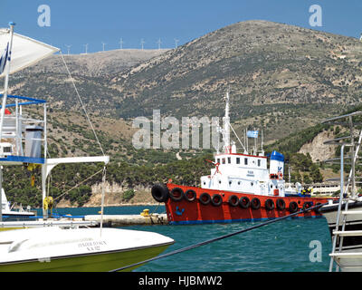 Angeln, Boot und Yachten festgemacht an Argostoli Kai Strandpromenade in Kefalonia, Griechenland Stockfoto