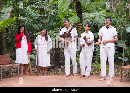 Foz do Iguaçu, Brasilien - 9. Juli 2016: brasilianischen Guarani indische traditionelle Interpreten spielen Lieder in den Vogelpark in Foz do Iguaçu, Brasilien Stockfoto