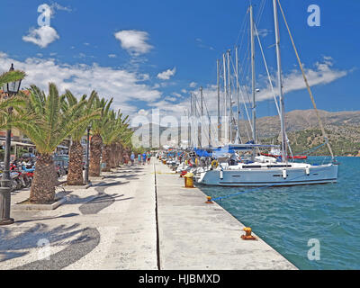 Yachten ankern entlang Argostoli Kai Strandpromenade in Kefalonia, Griechenland Stockfoto
