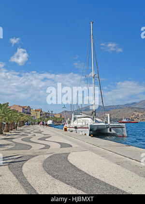 Katamaran festgemacht an Argostoli Kai Strandpromenade in Kefalonia, Griechenland Stockfoto