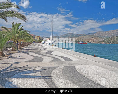 Katamaran festgemacht an Argostoli Kai Strandpromenade in Kefalonia, Griechenland Stockfoto