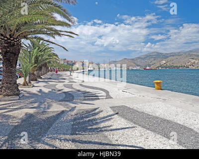 Palmen auf Argostoli Kai Strandpromenade in Kefalonia, Griechenland Stockfoto