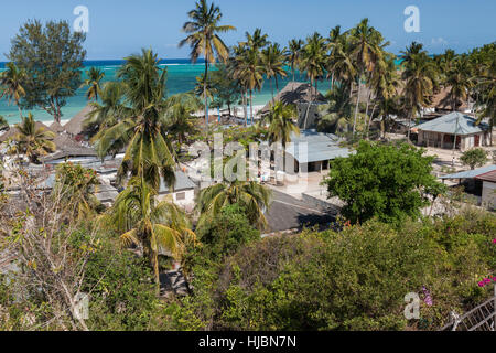 Ärmsten Teil der Küste Dorf, einfache Häuser, azurblaues Meer, Palmen im Hintergrund, sonniger Tag im Oktober, Kiwengwa, Sansibar, Tansania, Afrika Stockfoto