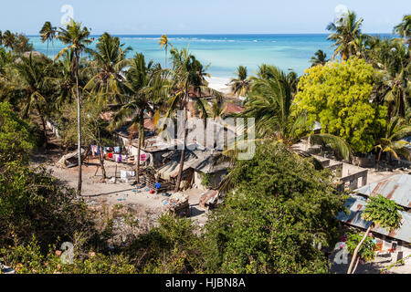 Ärmsten Teil der Küste Dorf, einfache Häuser, Sandstrand, blauer Himmel, azurblaues Meer, Palmen im Hintergrund, sonniger Tag im Oktober, Kiwengwa, Zanzibar, sächlich Stockfoto