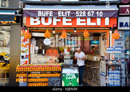 Fruchtsaft stehen in Taksim Stadtteil von Istanbul, Türkei Stockfoto