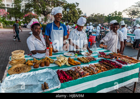 Stone Town, Sansibar, Tansania - Oktober 2016: Street Food-Kultur ist nach Cholera-Epidemie im April 2016 in Sansibar erholen. Köche bereiten Stockfoto