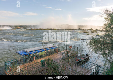 Foz do Iguaçu, Brasilien - 9. Juli 2016: die Iguazu Wasserfälle mit Wolken und blauer Himmel im Hintergrund in Foz do Iguaçu, Brasilien Stockfoto