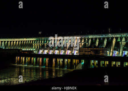 Foz do Iguazu, Brasilien - 10. Juli 2016: Blick auf die beleuchtete Itaipu Damm riesigen Flut in der Nacht. Der Damm liegt am Fluss Paraná an der Grenze zwischen Stockfoto