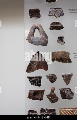 Spät und endgültige Jungsteinzeit 5300-4400 v. Chr. und 4400-3000 v. Chr. Knossos, Ton-Stücke im archäologischen Museum von Heraklion, Kreta, Griechenland. Stockfoto