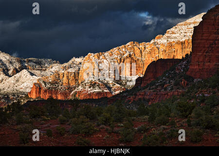 Dramatischer Sonnenuntergang auf den roten Felsen in Sedona, Arizona Stockfoto