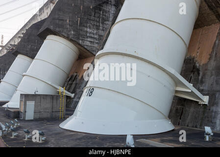 Foz do Iguazu, Brasilien - 10. Juli 2016: Blick auf den Itaipu-Staudamm Riesen Penstocks. Der Damm liegt am Fluss Paraná an der Grenze zwischen Brasilien und Auslandshandelskammern Stockfoto