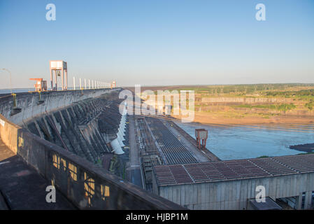 Foz do Iguaçu, Brasilien - 10. Juli 2016: der Itaipu-Staudamm Aussichtspunkt in Foz Iguazu in Brasilien Stockfoto