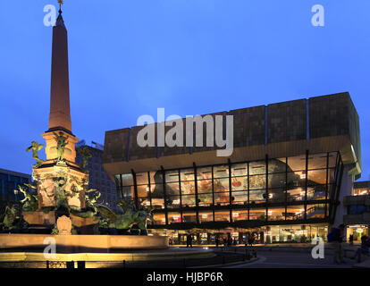 Gewandhaus Konzerthalle und Mende Fouintain am Augustusplatz Square, Leipzig, Sachsen, Deutschland, Europa Stockfoto