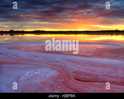 Sonnenuntergang über saline Entwässerung See, Lamberts Sumpf. Befindet sich in der weit nordwestlichen Ecke von Victoria, Australien. Umweltbedeutsame rosa Salz leuchtet rosa ich Stockfoto