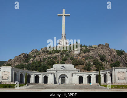 Die Heilig-Kreuz über dem Haupteingang an der Basilica De La Santa Cruz (Basilika des Heiligen Kreuzes) im Valle de Los Caídos (Tal der gefallenen) in der Nähe von Madrid, Spanien. Stockfoto